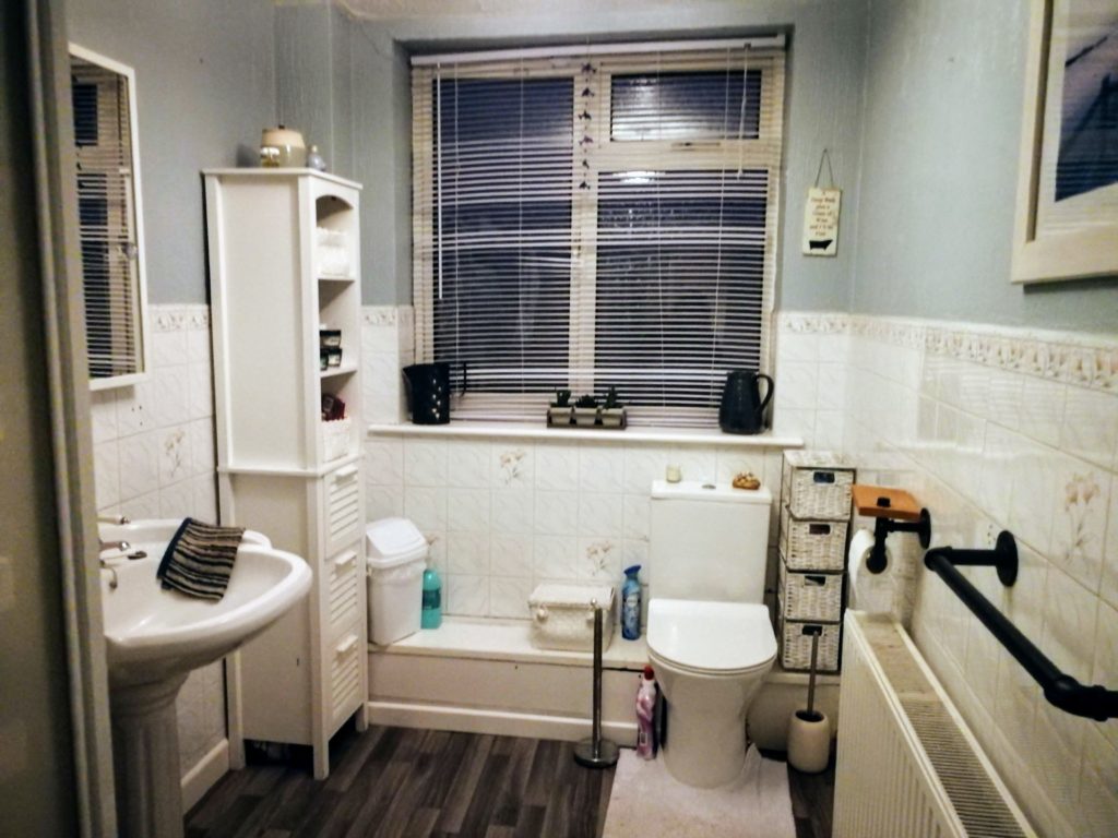 Old original bathroom from the '70. Tiles, victorian pedestal sink and white storage unit from Ikea